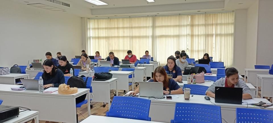 #เรียนเข้มข้น เน้นลงมือปฏิบัติ นำไปใช้ได้จริง# บรรยากาศการเรียน “การวิเคราะห์ข้อมูลทางสถิติด้วยโปรแกรม SPSS” บรรยายโดย รศ.ดร.เพ็ญศรี ฉิรินัง RCIM rattanakosin College of Innovation Management #รัฐประศาสนศาสตรมหาบัณฑิต #รัฐประศาสนศาสตรดุษฎีบัณฑิต #MPA #DPA สนใจโทร. 092-442-8000 สมัครได้เลยที่ >>> https://www.rcim.in.th/apply-online-rcim/